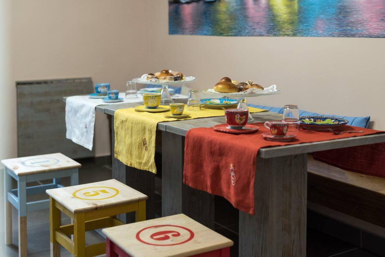 Bed And Breakfast Via Toledo 156 Napels Buitenkant foto